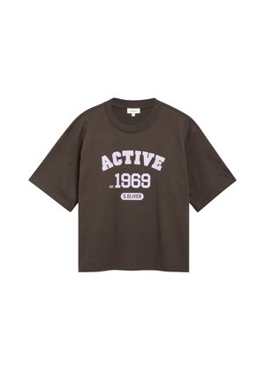 Donkerbruine T-shirt met korte mouwen met "ACTIVE 1969 EST. S.OLIVER" in lichtpaars gedrukt op de voorkant.