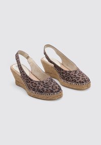 Zapatos de cuña con tira trasera de estampado de leopardo, con parte superior de tela texturizada, media suela envuelta en yute y diseño de punta redonda.