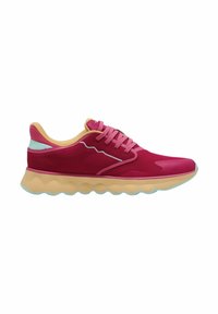 Scarpa atletica rossa e rosa con tomaia in rete, suola leggera a forma di onda e dettagli gialli sul collo e sulla linguetta.