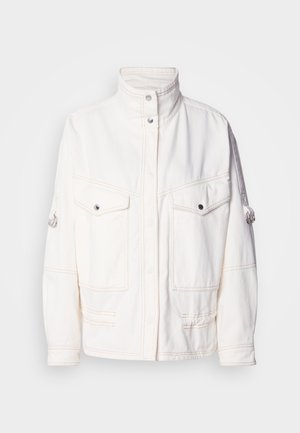 Giacca di denim bianco con colletto alto, due tasche frontali, bottoni a pressione argentati e dettagli di cucitura a contrasto. Presenta una vestibilità rilassata.