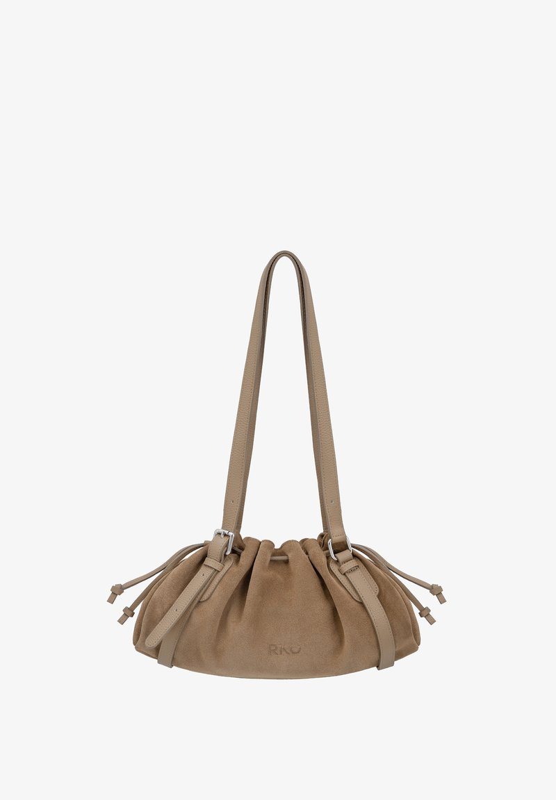 Sac d'épaule en daim beige doux avec longues sangles réglables et côtés froncés à cordon, embossé d'un logo subtil "RKU" au centre de la base.