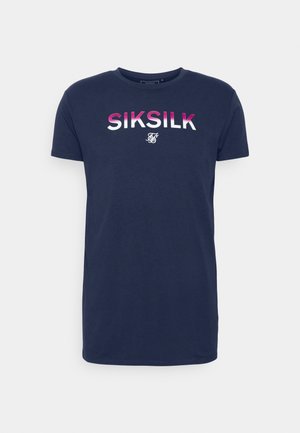T-shirt manica corta blu navy con collo rotondo e scritta "SIKSILK" in gradiente rosa e bianco sul petto.