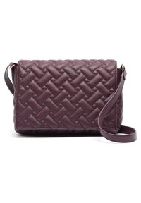 Borsa a tracolla in pelle intrecciata viola con forma rettangolare, chiusura con zip piatta e tracolla staccabile. Dettagli con motivo testurizzato.