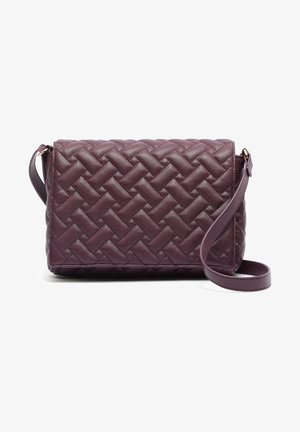 Borsa a tracolla in pelle intrecciata viola con forma rettangolare, chiusura con zip piatta e tracolla staccabile. Dettagli con motivo testurizzato.