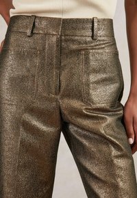 Metalen bronzen op maat gemaakte broek met een gladde, gestructureerde afwerking, voorzien van achterzakken en een aansluitende taille.