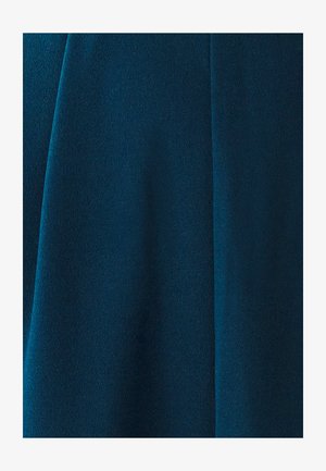 Teal stof met een zachte, gladde textuur, met een subtiele glans. Het materiaal valt elegant met subtiele plooien. Geen zichtbare patronen of hardware.