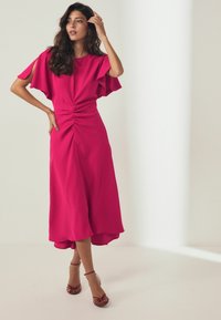 Next SHORT SLEEVE RUCHED-REGULAR FIT - Vardagsklänning - pink