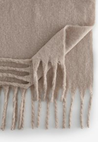 Écharpe en laine beige avec une texture douce, présentant des bords frangés et un coin replié, affichant un design simple mais élégant.
