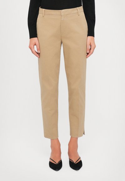Pantalones chinos en color caqui con corte ajustado, bolsillos laterales y un pequeño corte en el dobladillo. Fabricados en un tejido suave y transpirable.