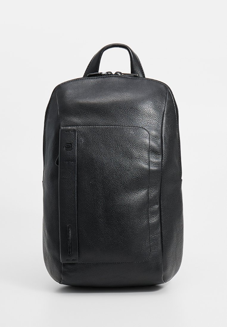 Zwarte leren rugtas met een gestructureerd oppervlak, afgeronde bovenkant en een voorste ritsvak. Bevat een handvat en verstelbare schouderbanden.