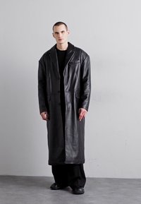 032c ORION COAT - Klassischer Mantel - black