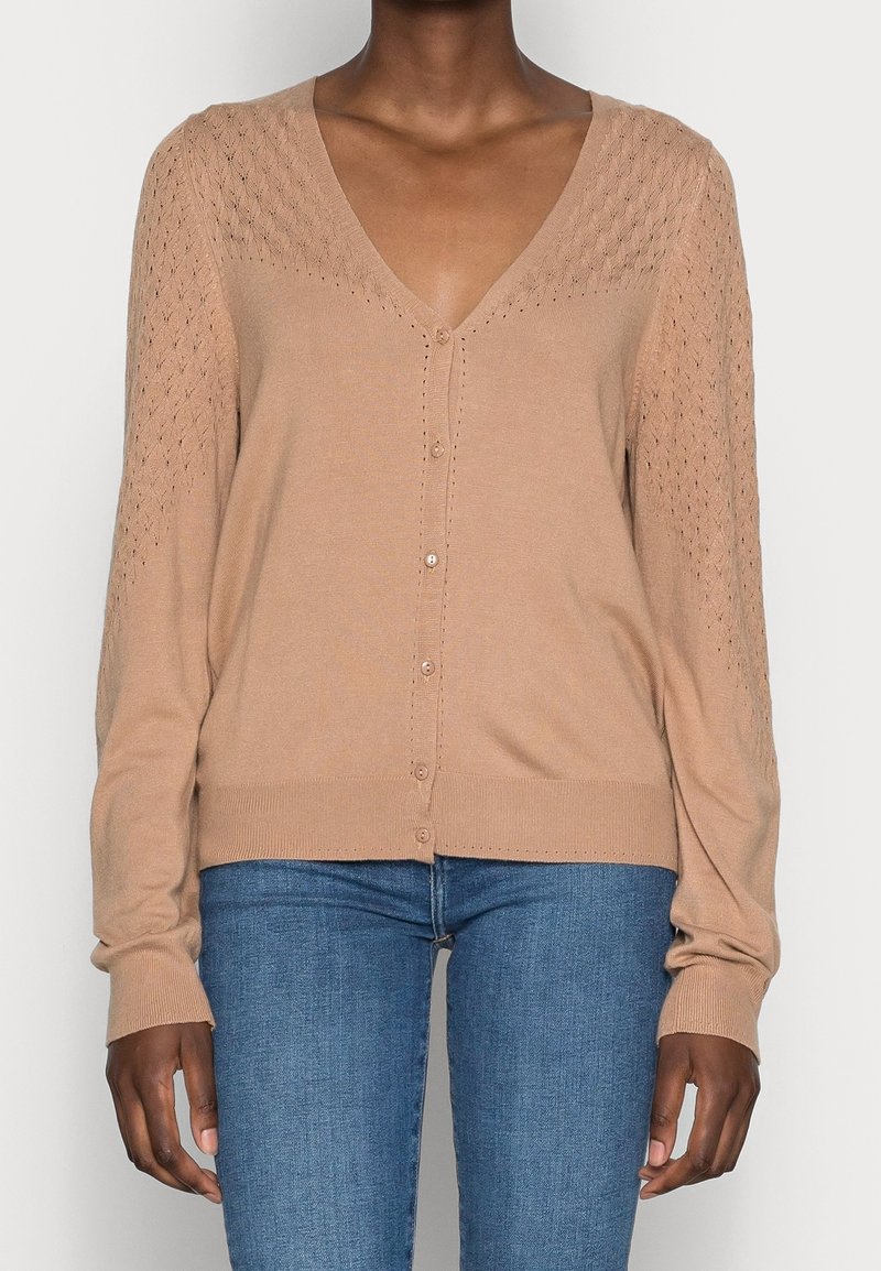 Cárdigan de punto beige con escote en V, con mangas de patrón de diamantes, cierre frontal con botones y puños acanalados. Textura ligera y suave.