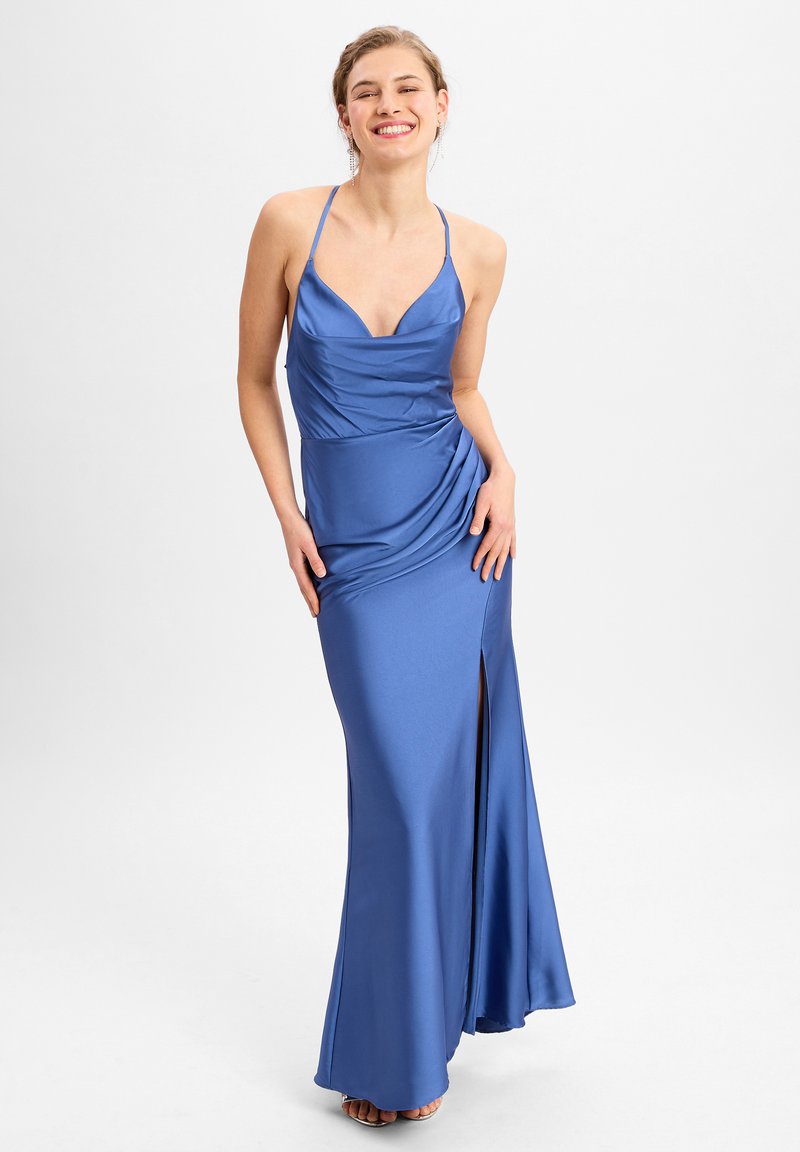 Robe longue en satin bleu avec un décolleté en V profond, un corps drapé, une fente sur le côté et des bretelles spaghetti ajustables. Texture lisse et silhouette ajustée.