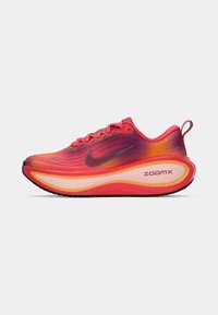 Nike tenisice za trčanje s gradient dizajnom u ružičastoj i narančastoj boji, mrežasti gornji dio, podstavljeni potplat i crna gumena potplata. Sadrži "ZOOMX" brendiranje.