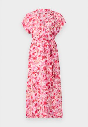 Robe maxi en tissu léger avec un motif floral vibrant dans des tons de rose et de rouge. Elle présente des manches courtes, une ceinture à nouer et des boutons.