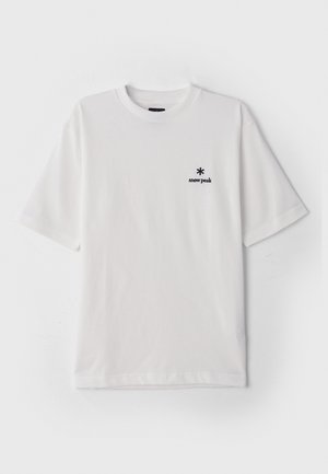Bieli bavlnený tričko s okrúhlym výstrihom, na ľavej hrudi má malé čierne vyšité logo "snow peak". Krátke rukávy, hladká textúra.