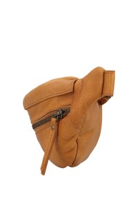 Petit pochon en cuir beige avec une fermeture éclair avant et une languette, présenté en vue latérale sur fond blanc.