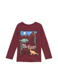 Burgunderfarbenes Langarmshirt mit einem grafischen Druck eines Triceratops und eines Brachiosaurus in einer bergigen Landschaft mit Bäumen und Sonne.