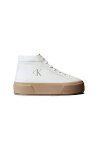 Zapatilla alta de cuero blanco con suela de goma beige, con cordones blancos y un logo verde sutil en el lateral. Textura suave y diseño minimalista.