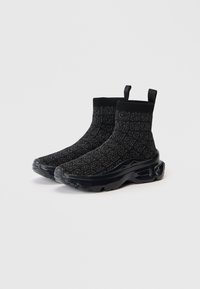 Czarne sneakersy w stylu skarpetowym z wzorzystą dzianiną, grubo teksturowaną podeszwą i łatkami do zakupu na białym tle.