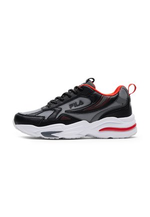 Sort og grå FILA-sneaker med røde accenter, hvid sål, snørelukning og trækskylle på hælen, vist fra siden.