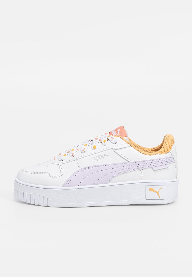 Weißer Sneaker mit lila und orangefarbenen Akzenten, Obermaterial aus Leder, strukturiertes Profilsohle und auffälligem Puma-Logo an der Seite und auf der Zunge.