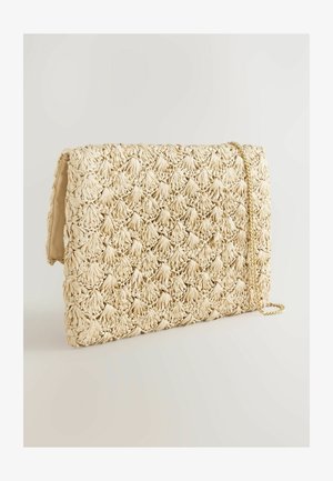 Beige vävd clutchväska med texturerad mönster, med en guld kedjeskaft och en vikbar klaff. Materialet verkar lätt och flexibelt.