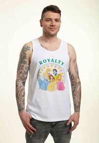 Top sin mangas de algodón blanco con un gráfico colorido de seis princesas y la palabra "REALEZA" en verde encima de ellas.