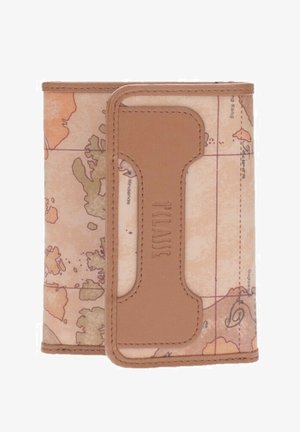 Portafoglio in pelle marrone con stampa della mappa del mondo, forma rettangolare, texture liscia, con chiusura sicura e nome del marchio impresso.