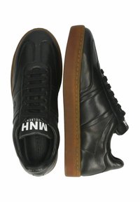 Svarta lädersneakers med låg design, rund tå och en kontrastrik gummisula. Har snörning och vadderad krage.