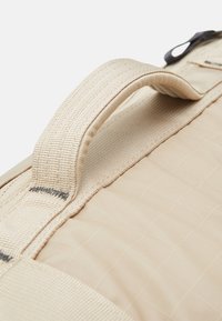 The North Face BASE CAMP VOYAGER DUFFEL 32L UNISEX - Mala de fim de semana - flax/asphalt grey