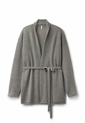 Grau gestrickte Wickeljacke mit einem Schalkragen, lockeren Ärmeln und einem passenden Bindegürtel in der Taille. Weiches Material und minimalistisches Design.