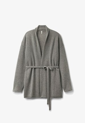 Grau gestrickte Wickeljacke mit einem Schalkragen, lockeren Ärmeln und einem passenden Bindegürtel in der Taille. Weiches Material und minimalistisches Design.