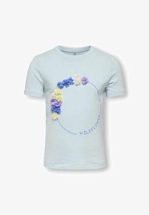 Lichtblauw shirt met korte mouwen met een cirkelvormige opstelling van 3D blauwe, gele, witte en paarse stoffen bloemen en het woord "WILDFLOWER."