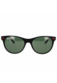 Occhiali da sole a forma di occhio di gatto con montatura in plastica nera, lenti colorate di verde e dettagli rossi sulle tempie. Texture liscia e design elegante.