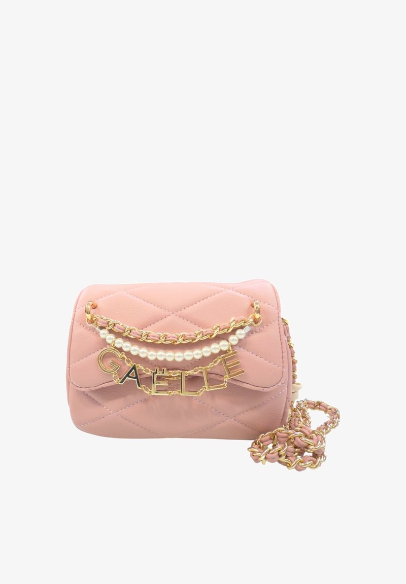 Borsa a tracolla rosa trapuntata con una catena dorata. Presenta un accento di perla e la parola "GAELLE" in hardware dorato sul davanti.