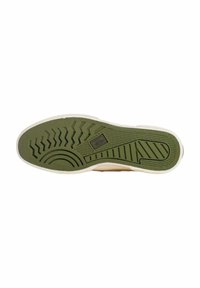Suola di scarpa in gomma verde con motivi testurizzati per una buona presa, caratterizzata da un bordo bianco attorno al perimetro e un dettaglio del logo rettangolare.