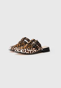 Pantofi slip-on cu imprimeu de leopard, cu vârf rotund, accente cufundate negre și toc jos. Materialul texturat oferă o combinație de culori maro și crem.