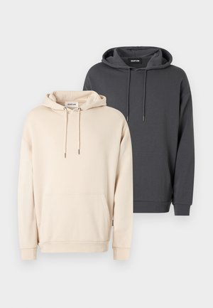 Kaks kapuutsiga pusa beeži ja tumeda halli värvuses. Mõlemal on kängurutasku, tõmbelindiga kapuuts ja soonikkäised mansetid. Pehme ja sile puuvillasegu materjal.