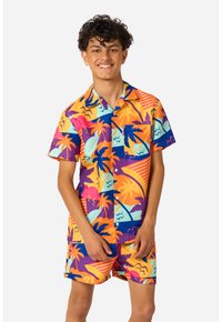 Farverigt sæt med kortærmet skjorte og shorts med palme- og abstrakte mønstre i nuancer af orange, lilla, blå og pink.