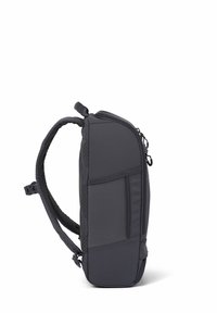 Schwarzer Rucksack mit einem eleganten, rechteckigen Design, einer strukturierten Seitenfläche, gepolsterten Trägern und einem oberen Reißverschluss.