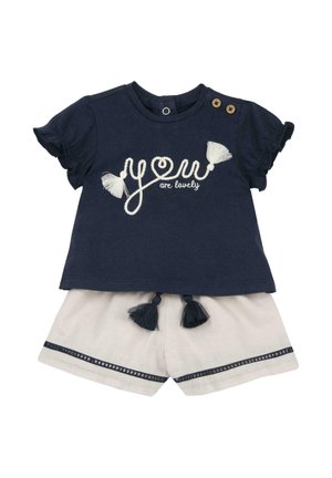 Top da neonato a maniche corte blu navy con ricamo "you are lovely" e nappine, abbinato a pantaloncini chiari con bordi blu navy e nappine.