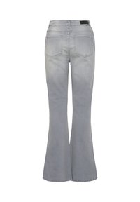 Lysegrå højtskårne flare jeans vist bagfra med to baglommer og en sort lap på linningen.