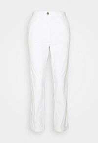 Pantalones de algodón blancos con corte recto, que presentan un único botón de madera en la cintura y dobladillos remangados. Textura suave.