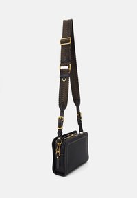 Borsa a tracolla rettangolare in pelle nera con cuciture marroni, accessori in oro e una tracolla regolabile in tessuto marrone testurizzato.