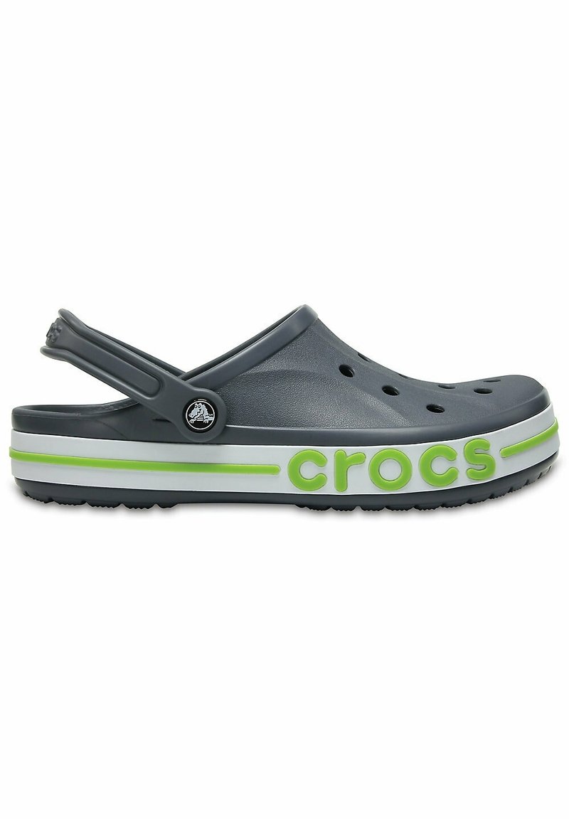 Sabot en plastique gris avec dos ouvert, marque "crocs" verte, trous de drainage et semelle texturée ; dispose d'une sangle au talon pivotante pour un soutien.