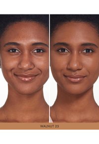 Dos retratos en primer plano uno al lado del otro de una persona mostrando tonos de piel. El de la izquierda tiene una textura más brillante, mientras que el de la derecha parece más mate.