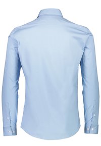 Camicia a maniche lunghe blu chiaro con una texture liscia, colletto a punta e polsini con bottoni. Presenta un orlo curvo e una vestibilità elegante.