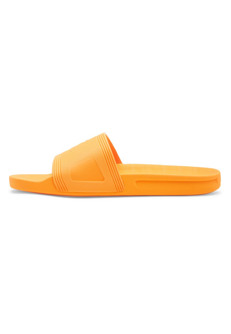 Oransje sklisandal med en formet gummidesign, flat såle og horisontale riller på stroppen for ekstra grep.