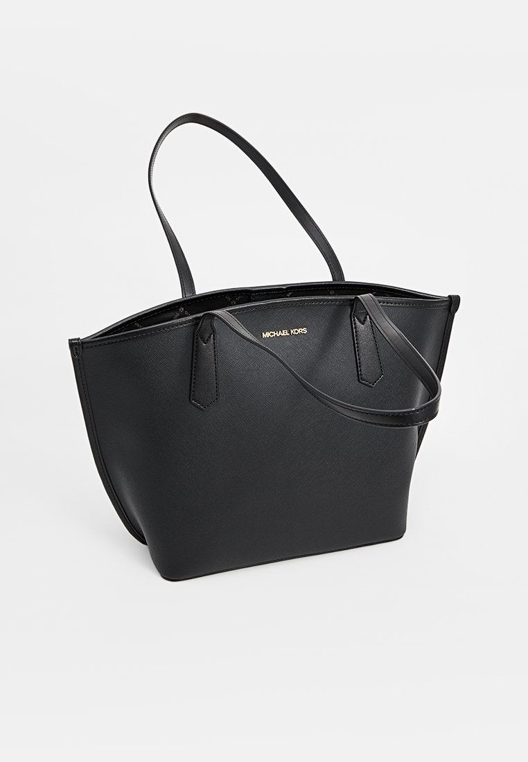 Borsa a tote nera realizzata in materiale sintetico testurizzato, con doppio manico, forma strutturata e una placca con logo dorata sulla parte anteriore.